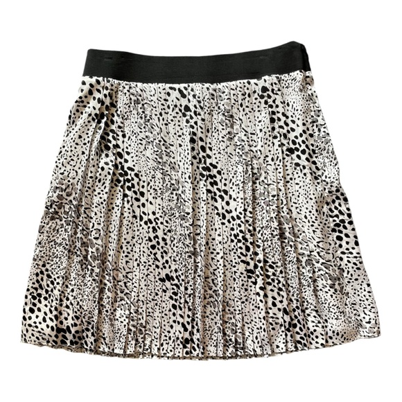 White House Black Market Dresses & Skirts - #113 White House Black Market Black and White Pleated skirt, size 10